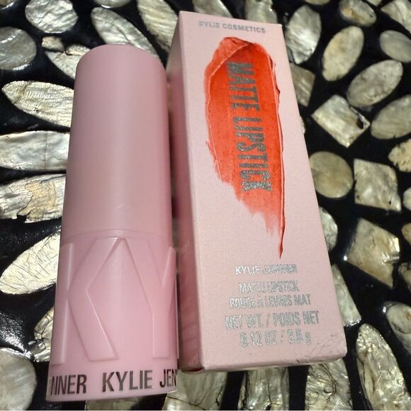 Kylie Cosmetics Matte Lipstick – Shade 209 “Summer Somewhere” (Women) - Picture 3 of 17